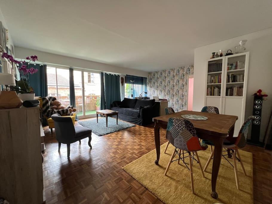 Grand Appartement Avec Balcon Et Parking Gratuit Sur Place París Exterior foto